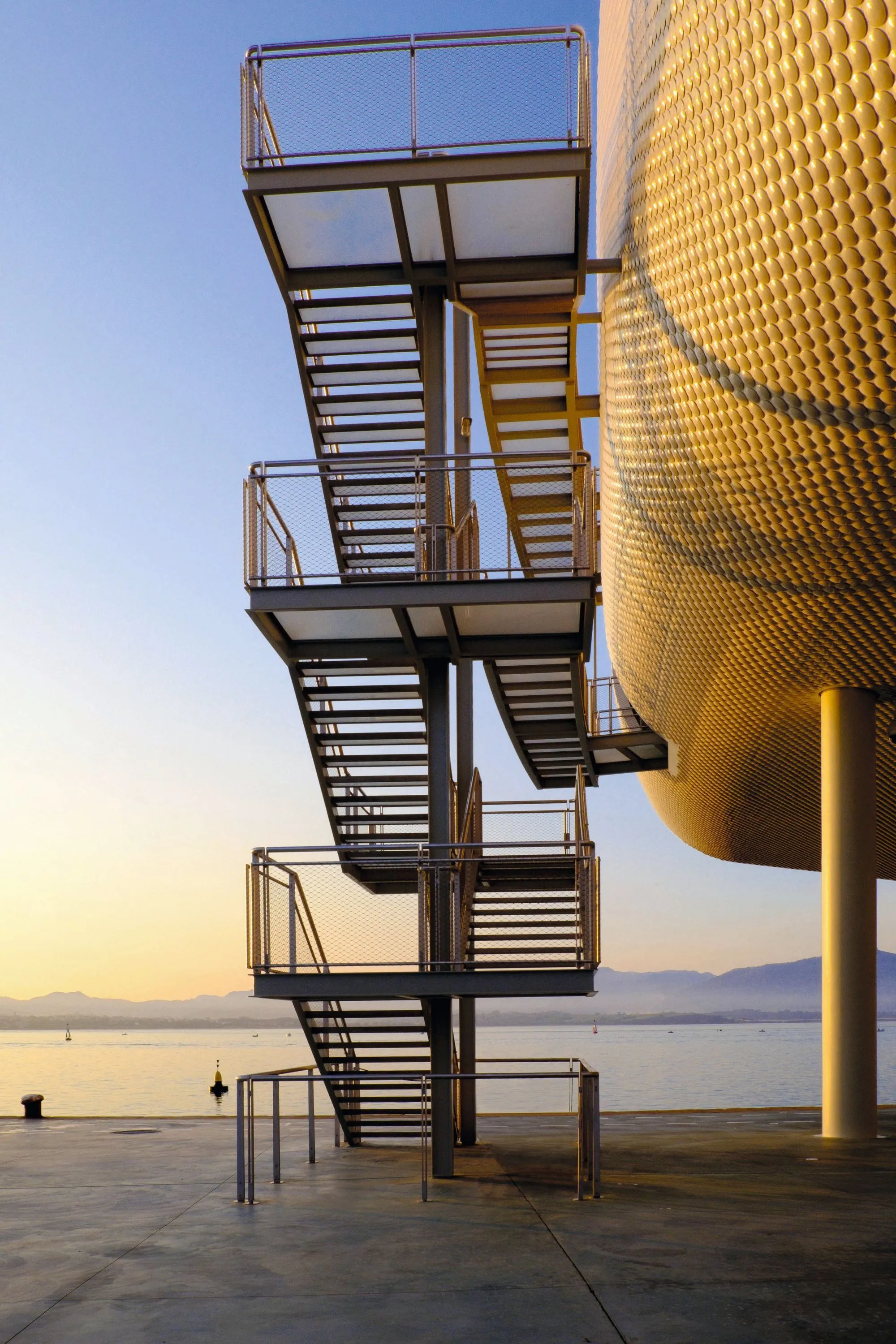 Escalera exterior del Centro Botín, diseñado por Renzo Piano, Santander, 2017.