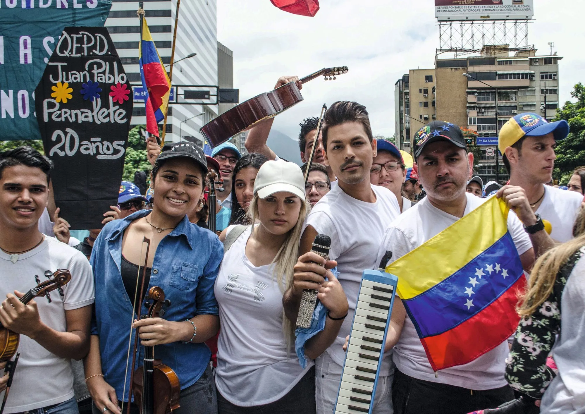 Venezolanos protestando en la calle, 2017.