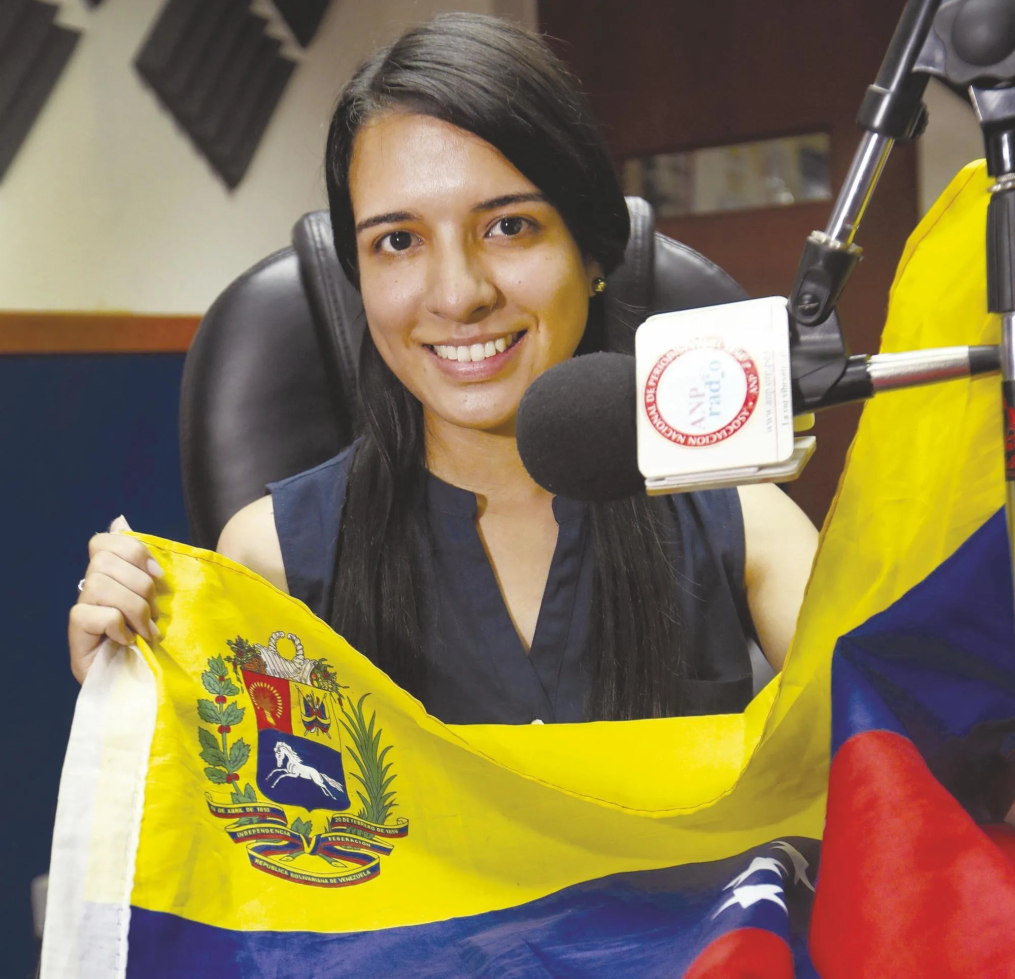Natalia Cordoves Canacha conduce el programa radio «Venezuela en onda», 2018.