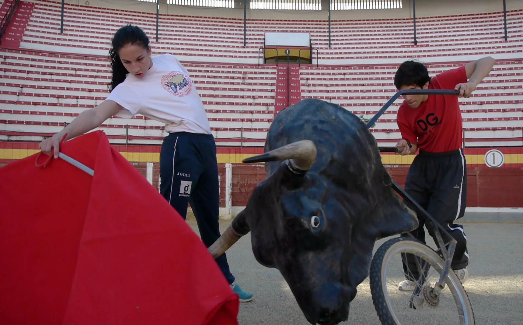Una alumna de la escuela taurina de Jaén practicando, elmundo.es, 2015.