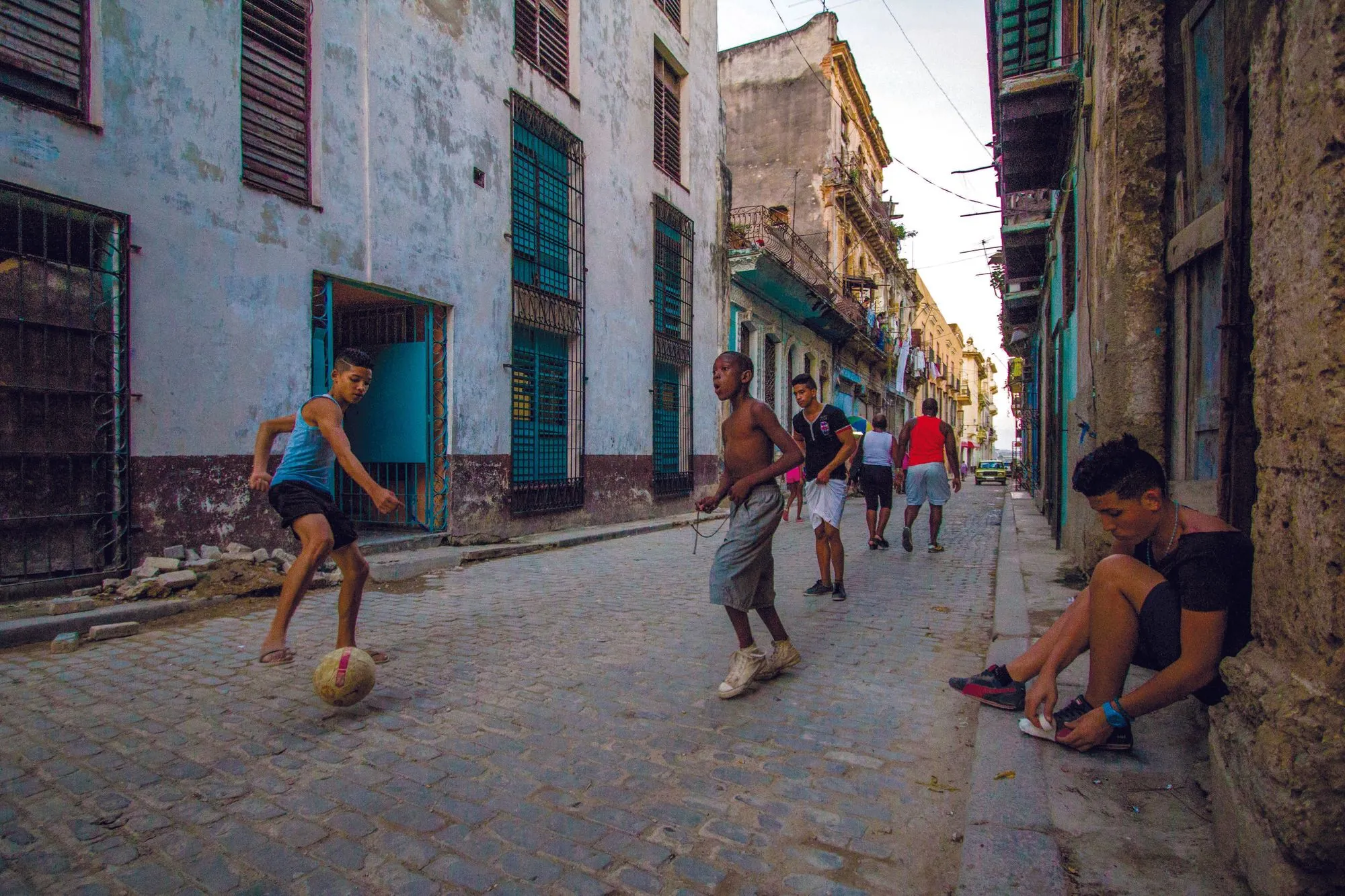 Fútbol callejero e interracial, La Habana, 2016.