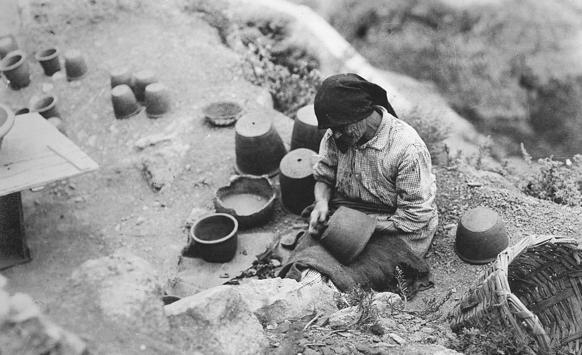 Mujer haciendo cerámica, Las Palmas, Gran Canaria, 1930