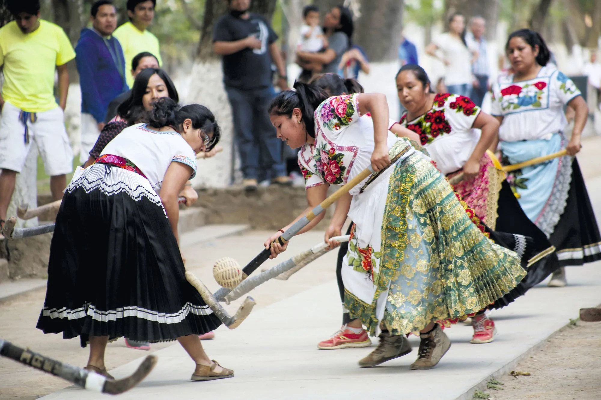 Juan José Estada Serafín, Varias mujeres jugando a la pelota purépecha (México), 2015.