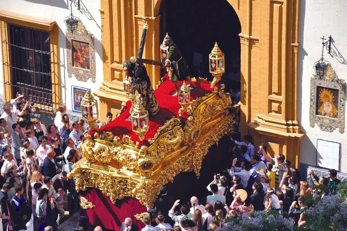 Salida del Cristo de San Roque en Sevilla con un paso de unos 1500kg, 2017
