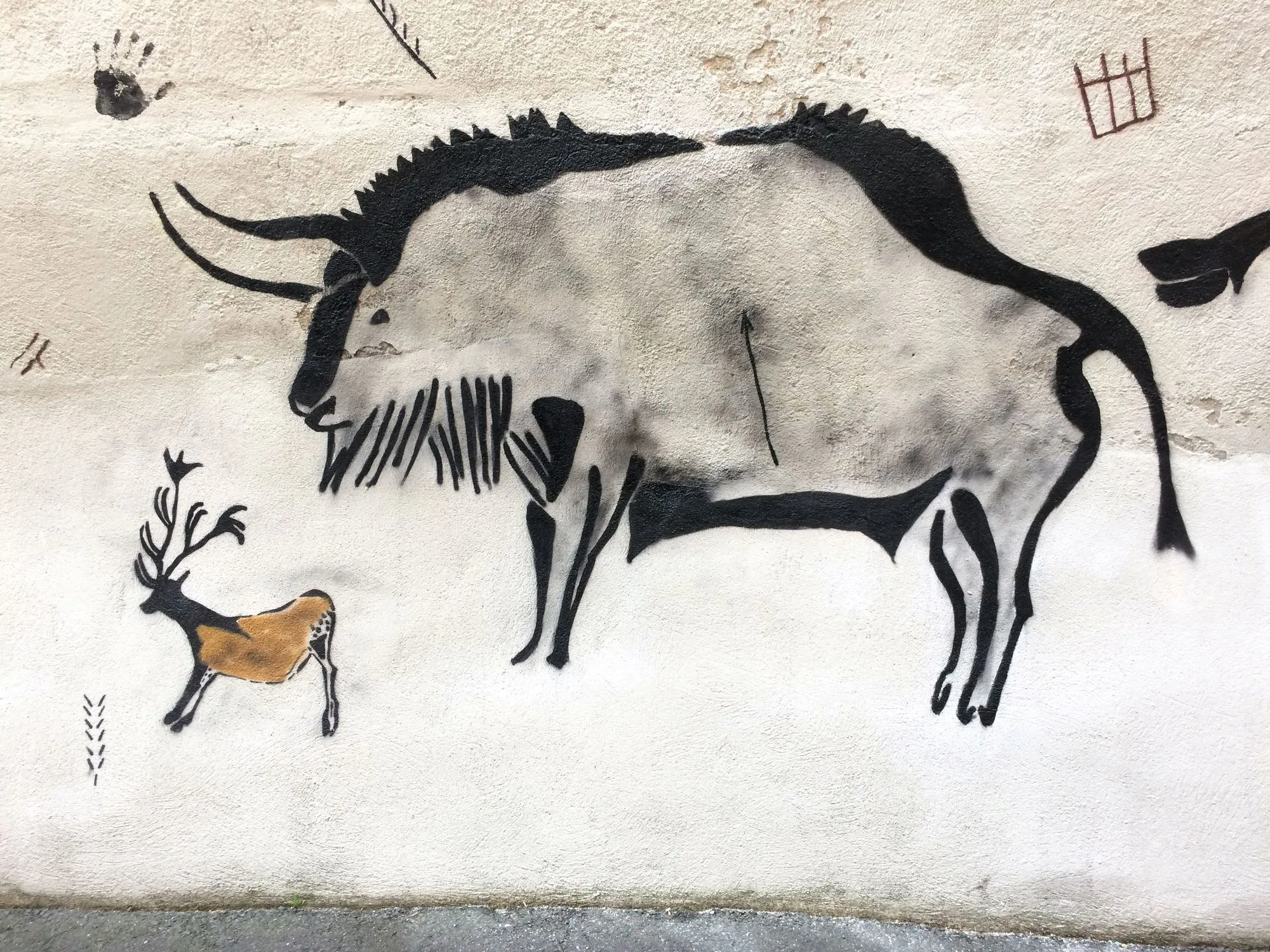 Lasco (@lasco_69), Le Bison transpercé et le petit renne, 2018,
bombe aérosol sur mur, Clermont-Ferrand, rue des Bohèmes.