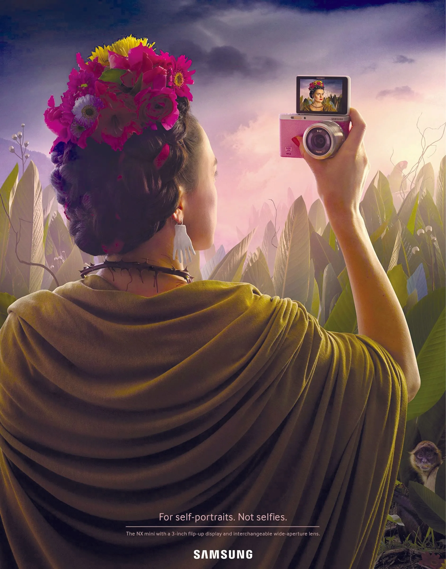 Para los autorretratos. No selfies. Samsung recrea el autorretrato de Frida Kahlo en forma de selfie, 2014.