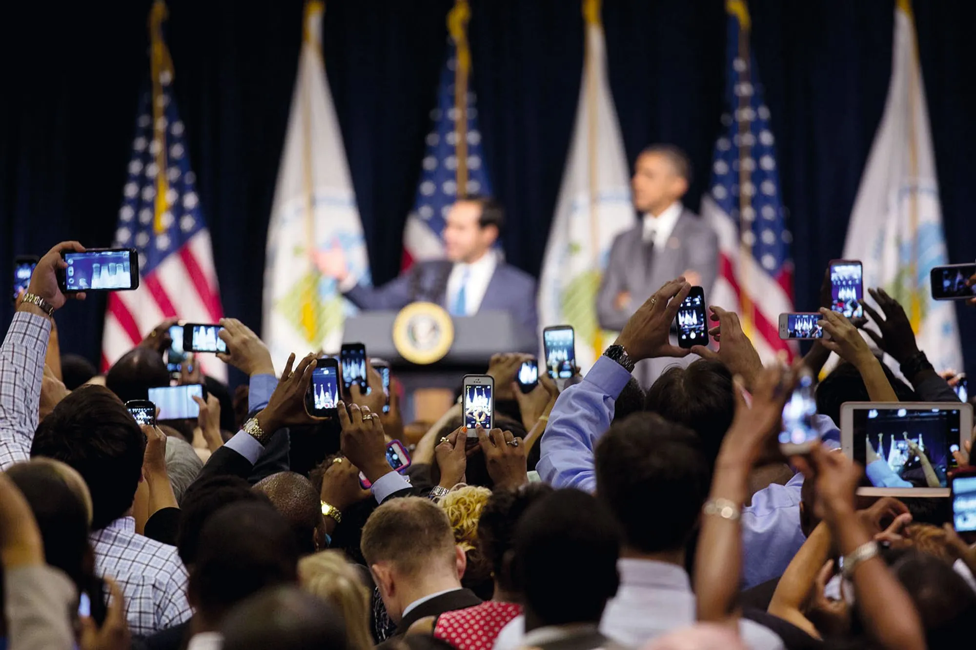 Le président américain Barack Obama et le secrétaire au
Logement et au Développement urbain Julián Castro lors d'une
conférence de presse, 31 juillet 2014, photographie, Washington.