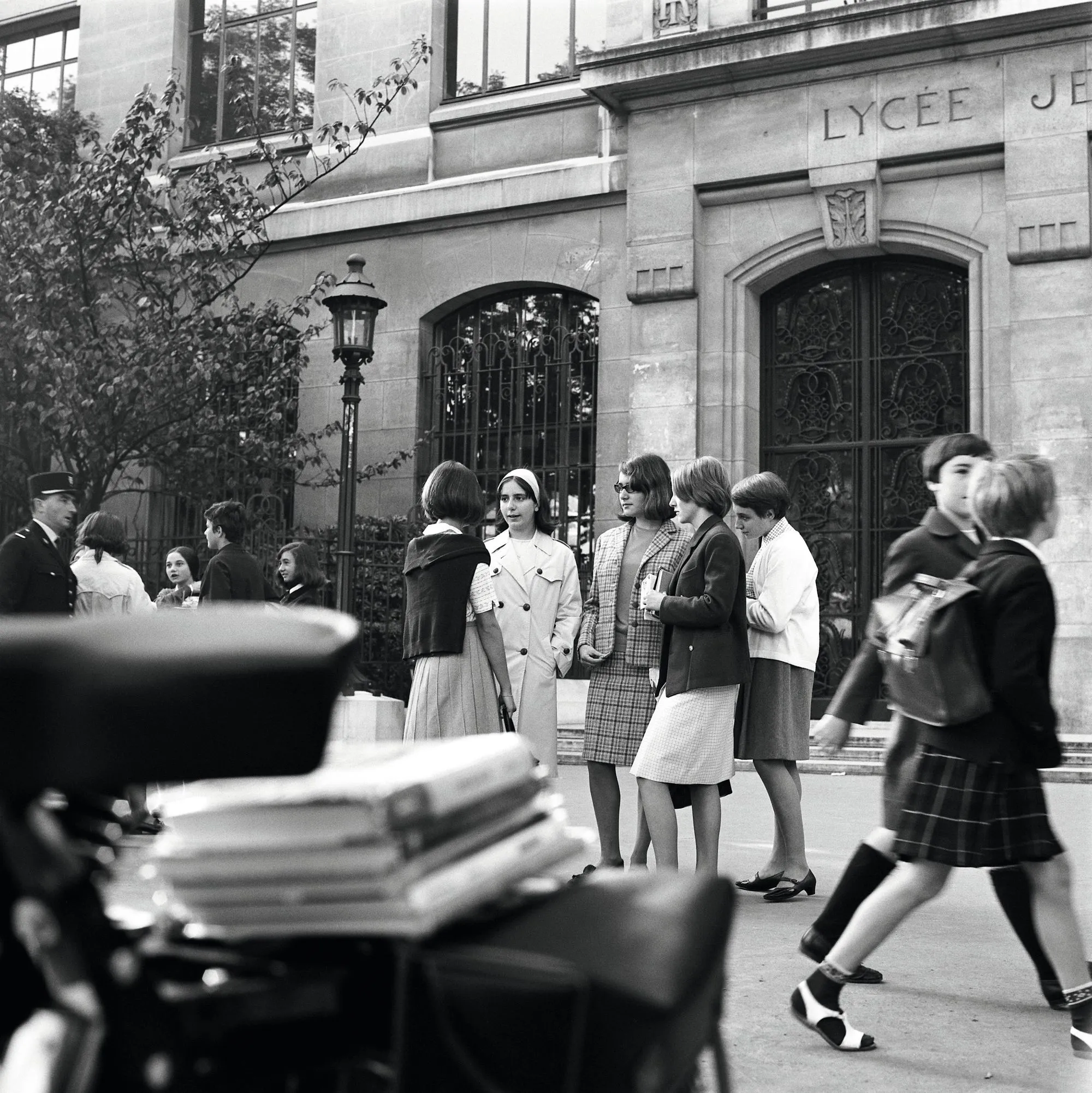 Paul Almasy photographie de
lycéennes boulevard Saint-Germain