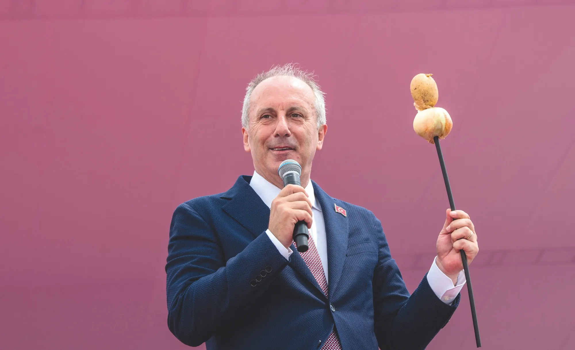 L'oignon est devenu un symbole de contestation : le candidat de l'opposition Muharrem Ince l'utilise ici lors d'un discours pour les élections législatives de 2018.