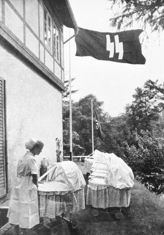 Une infirmière dans un centre du Lebensborn, 1943, Archives fédérales d'Allemagne.