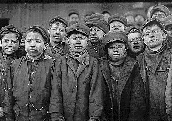 Lewis W. Hine, photographie d'enfants travaillant dans une mine de charbon, 1908-1912.