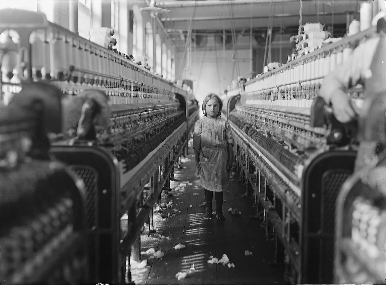 Lewis W. Hine, photographie d'une petite fileuse dans l'usine Mollohan, à Newberry, en Caroline du sud (États-Unis), 1908.