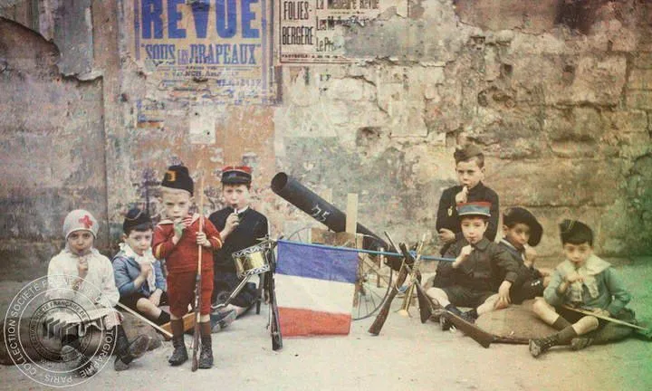 Léon Gimpel, Les enfants et la guerre : les troupes prennent un repos bien gagné tout en savourant les sucres d'orge distribués par l'opérateur, 1915, autochrome, Société Française de Photographie.