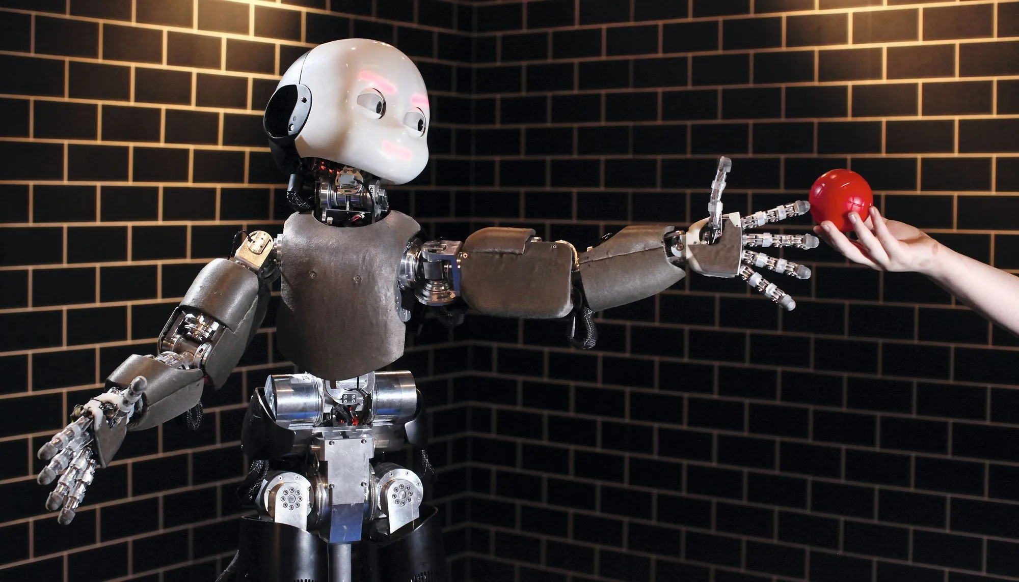 Un robot iCub développé par l'université de Gênes (Italie) et présenté lors de l'exposition « Robotville » au Science Museum, Londres, Grande-Bretagne, 2011.