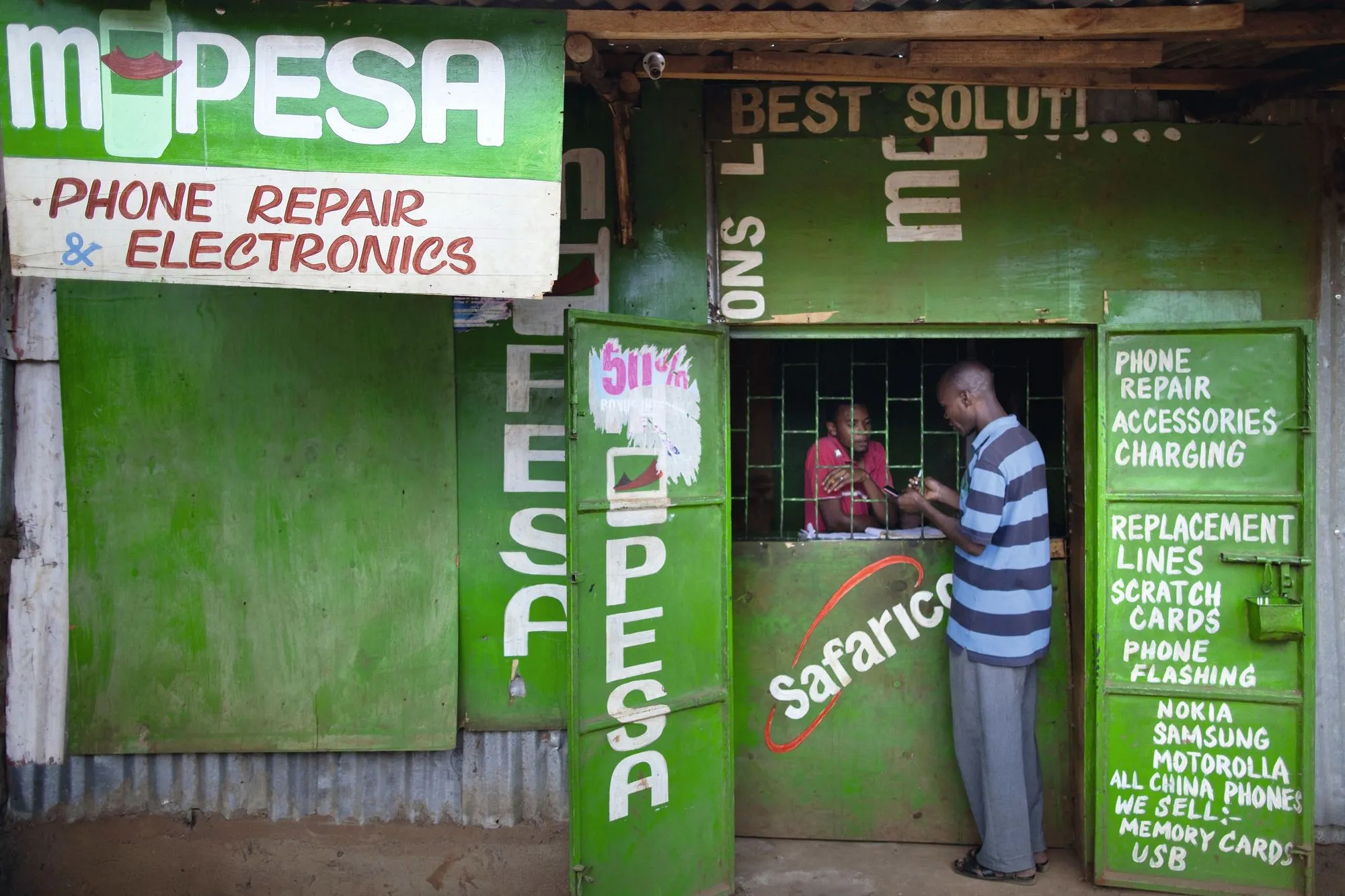 Boutique de paiement mobile « Safaricom » au Kenya.