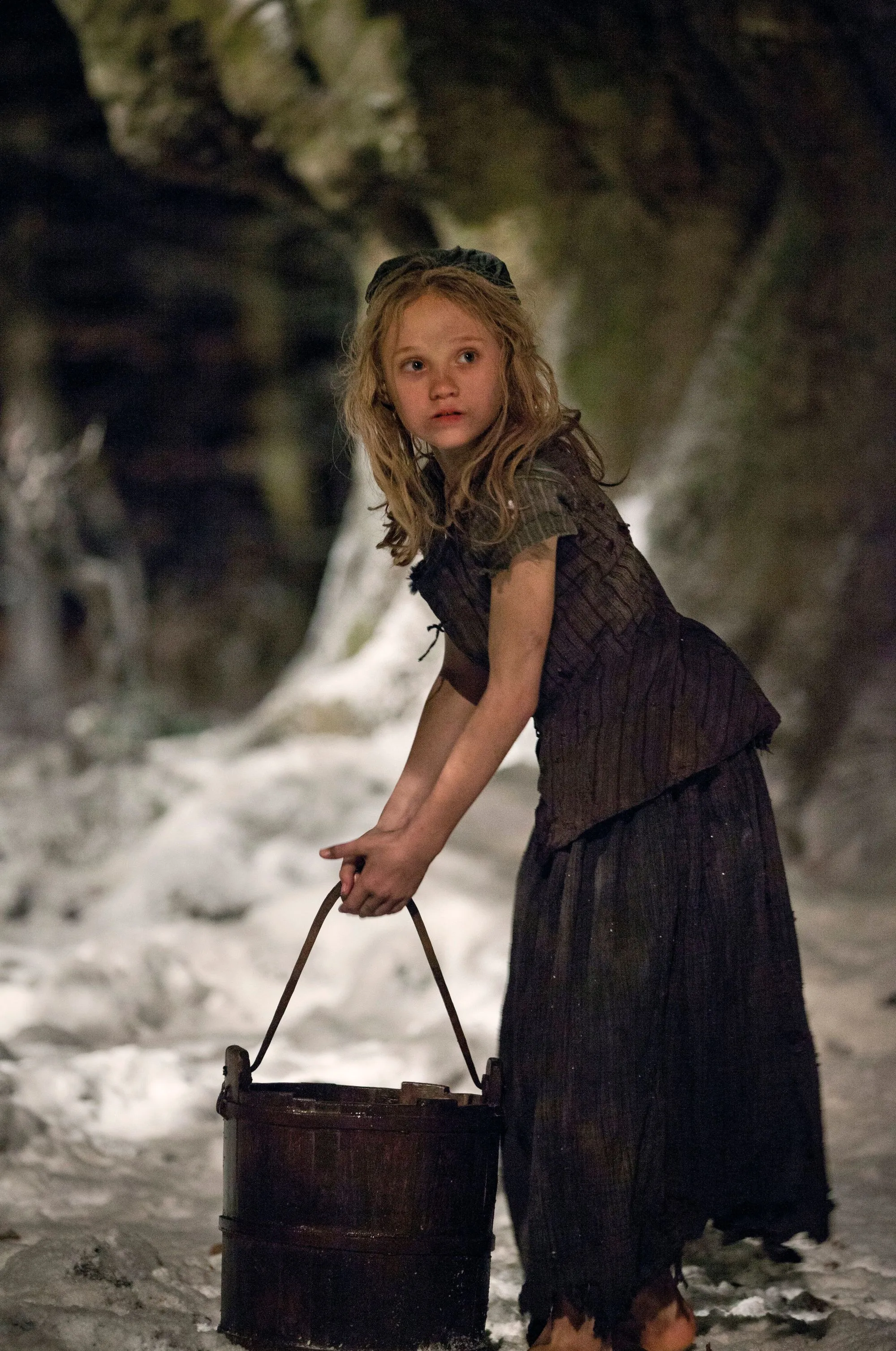 Photogramme du film musical Les Misérables de Tom Hooper, 2012, avec Isabelle Allen (Cosette).