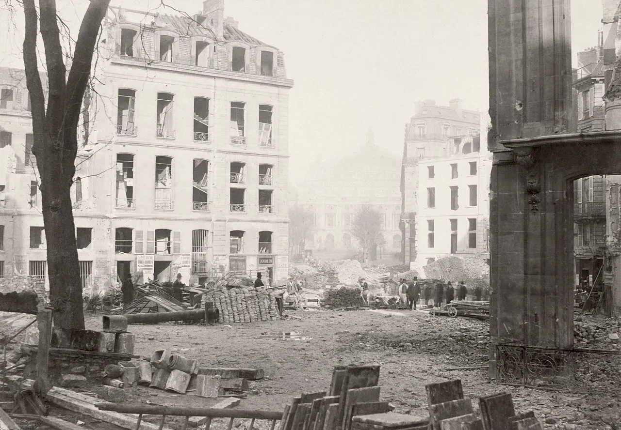 Le percement de l'avenue de l'Opéra dans le cadre des travaux haussmanniens photographie Charles Marville