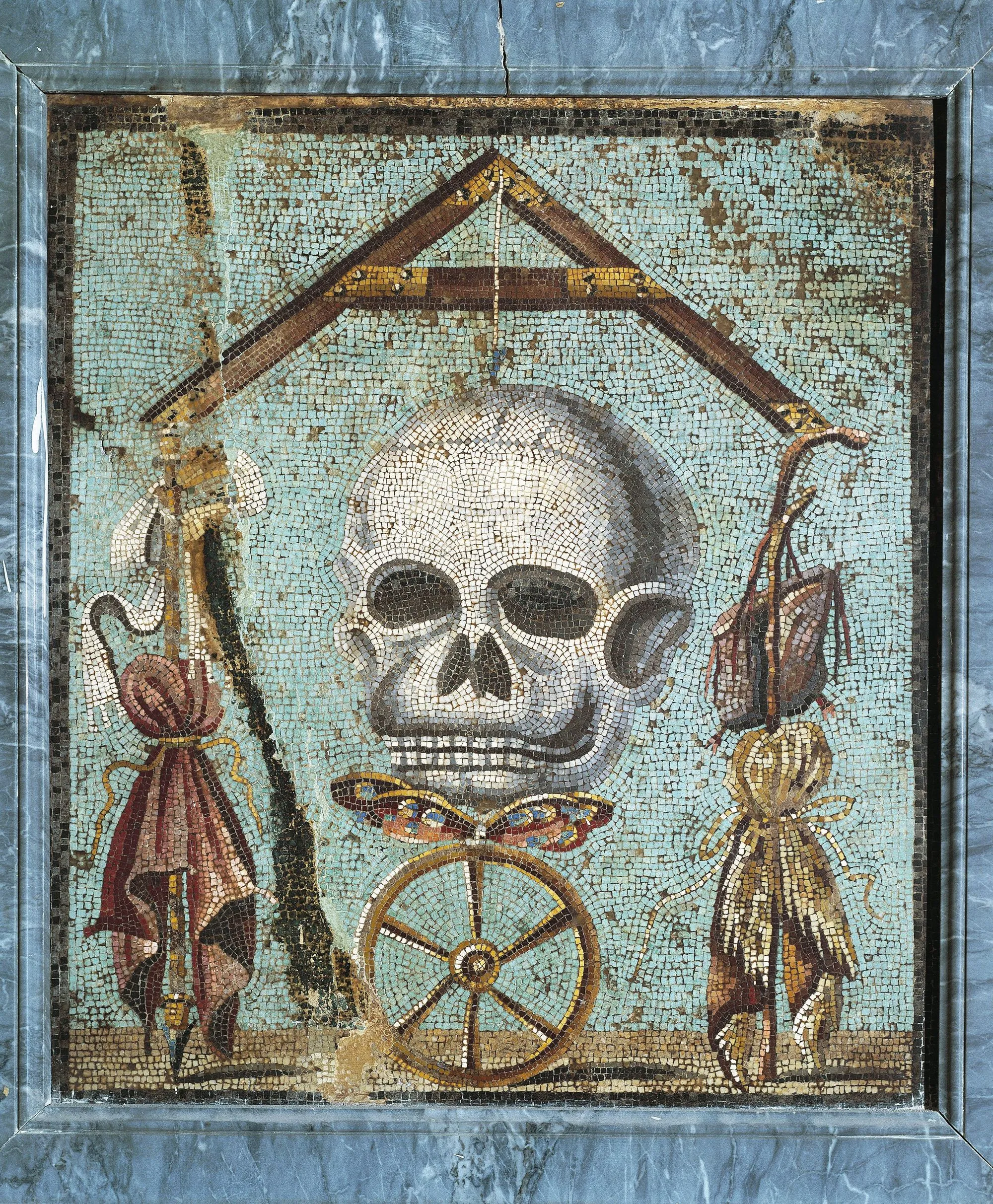 Tête de mort avec les attributs du mendiant et du roi, avant 79, mosaïque provenant de Pompéi, musée Archéologique, Naples, Italie.