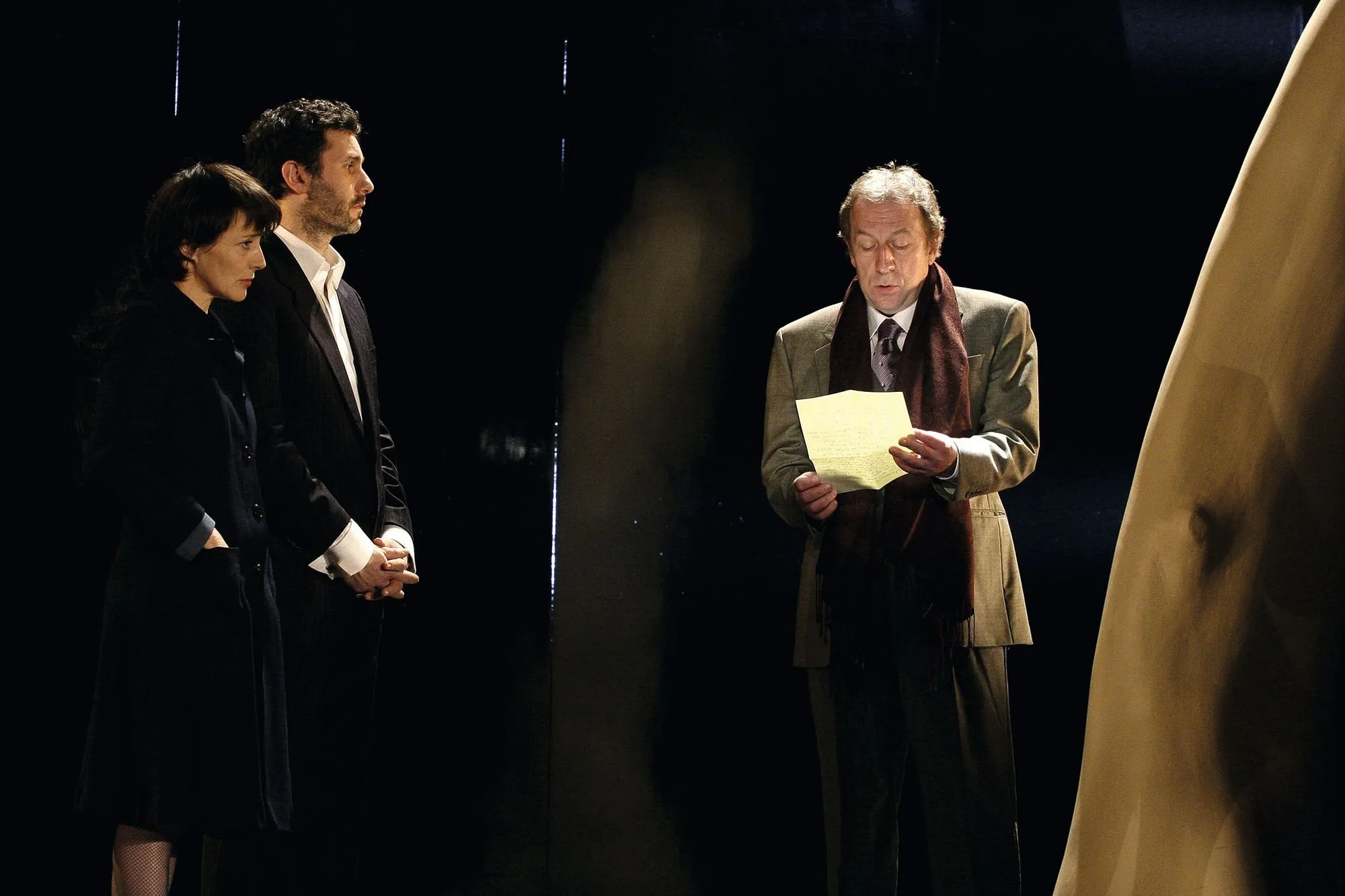 Conversations après un enterrement, mise en scène de Gabriel Garran, avec Mireille Perrier, Serge Hazanavicius, Jean-Michel Dupuis et Margot Abascal, Théâtre Antoine, Paris, 2006.