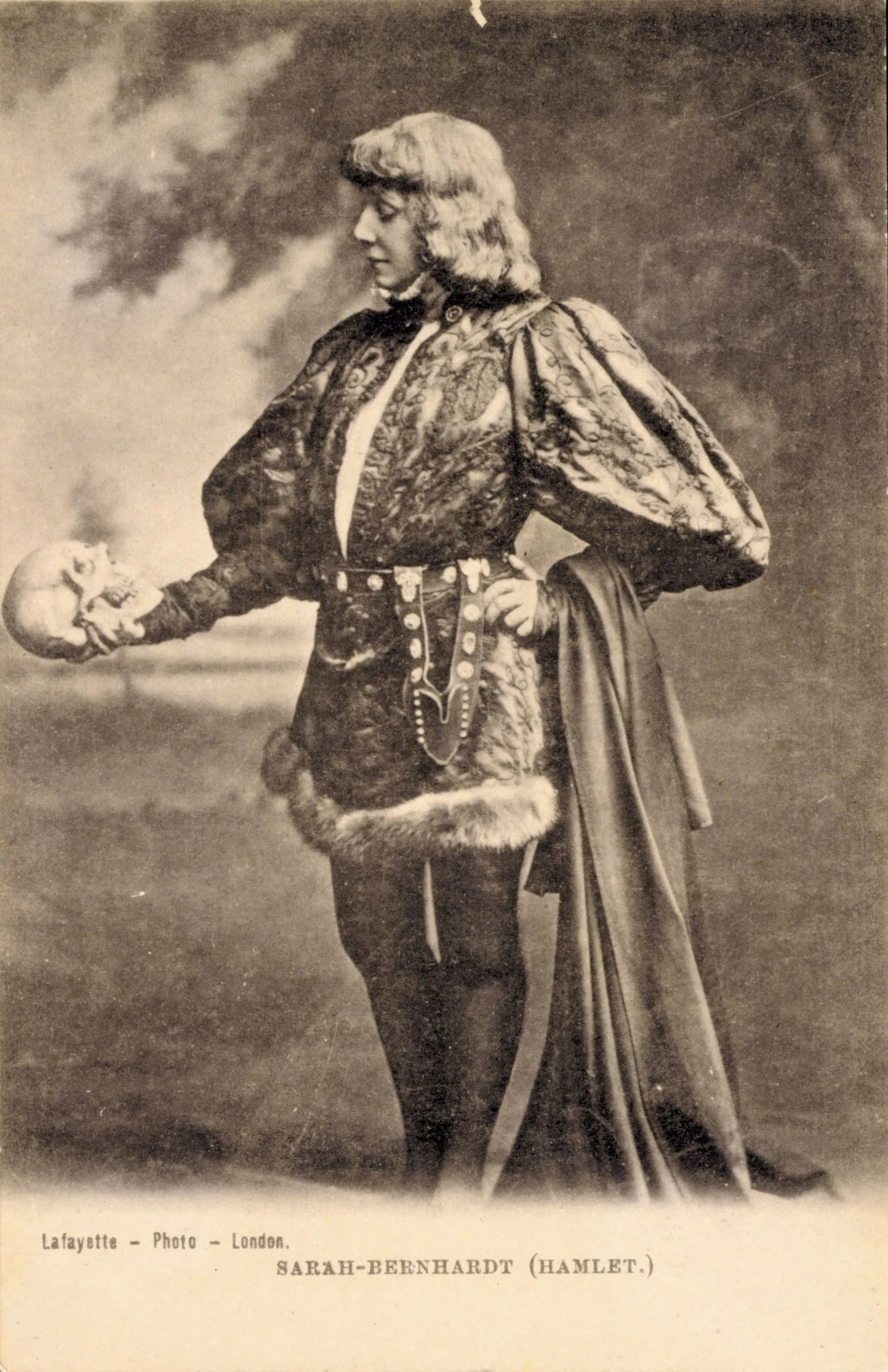  Sarah Bernhardt en Hamlet, 1899, photographie.
