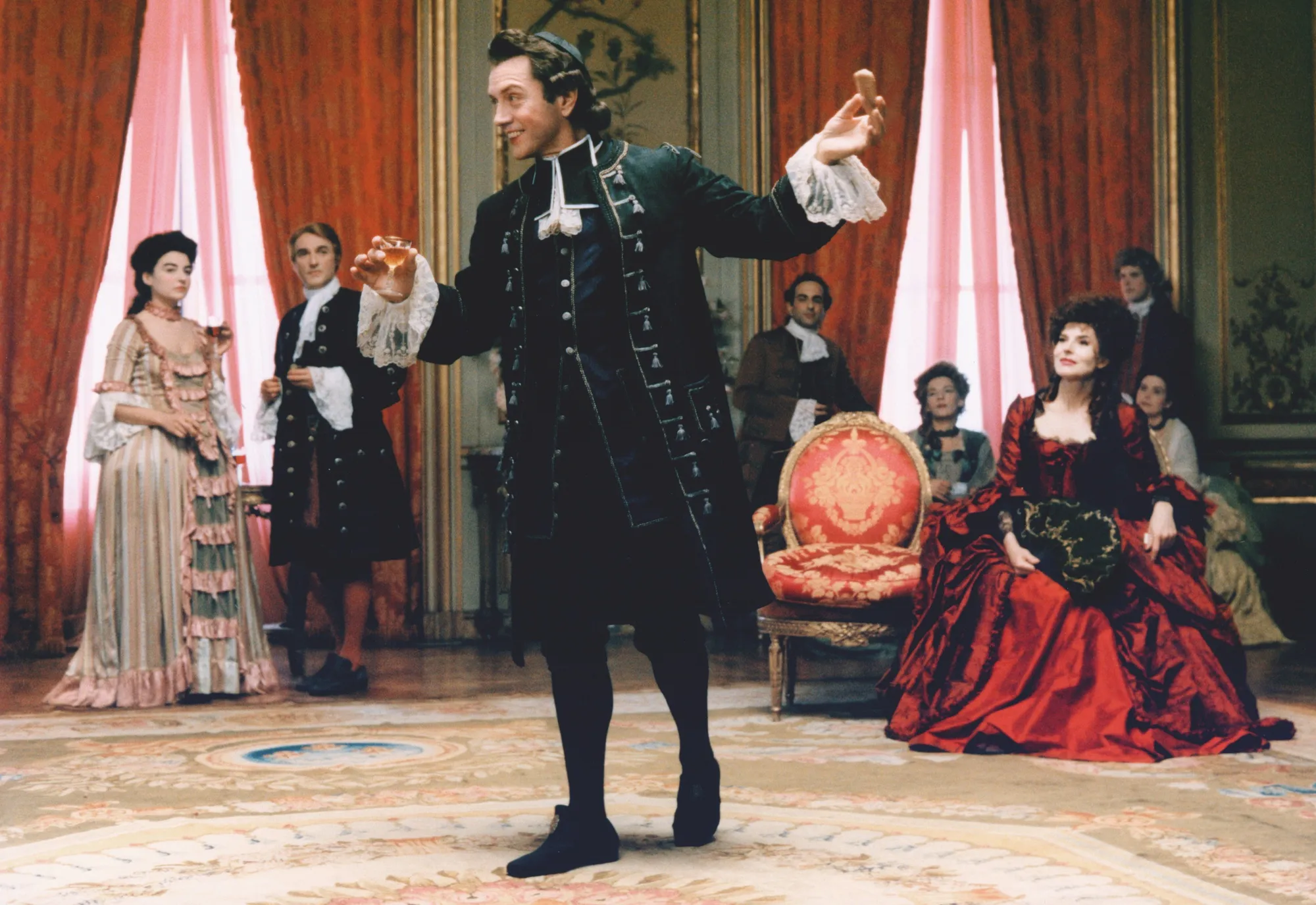 Photogramme du film Ridicule de Patrice Leconte, 1996. L'abbé de Villecourt (Bernard Giraudeau) joue au bout-rimé, jeu consistant à improviser des vers à partir de rimes imposées.