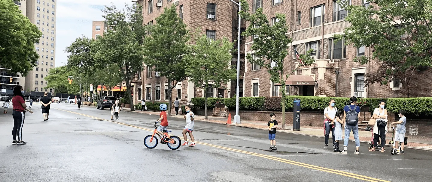 Des enfants jouent dans les rues de New York pendant le confinement, en 2020.