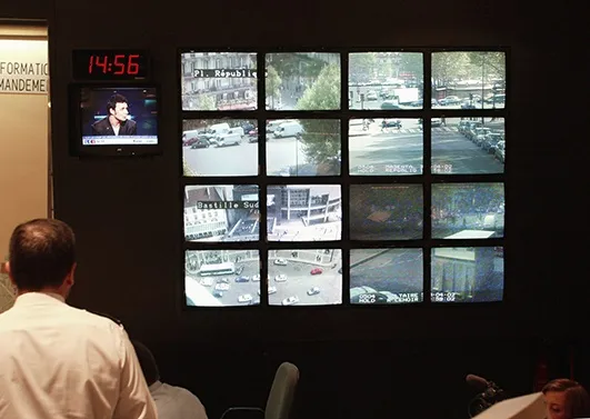 Une partie du dispositif de vidéosurveillance à la veille du 1er mai 2002 à Paris.