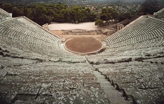 Un exemple de théâtre grec antique : le théâtre d'Épidaure (Grèce).