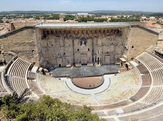 Un exemple de théâtre romain antique : le théâtre d'Orange (France).
