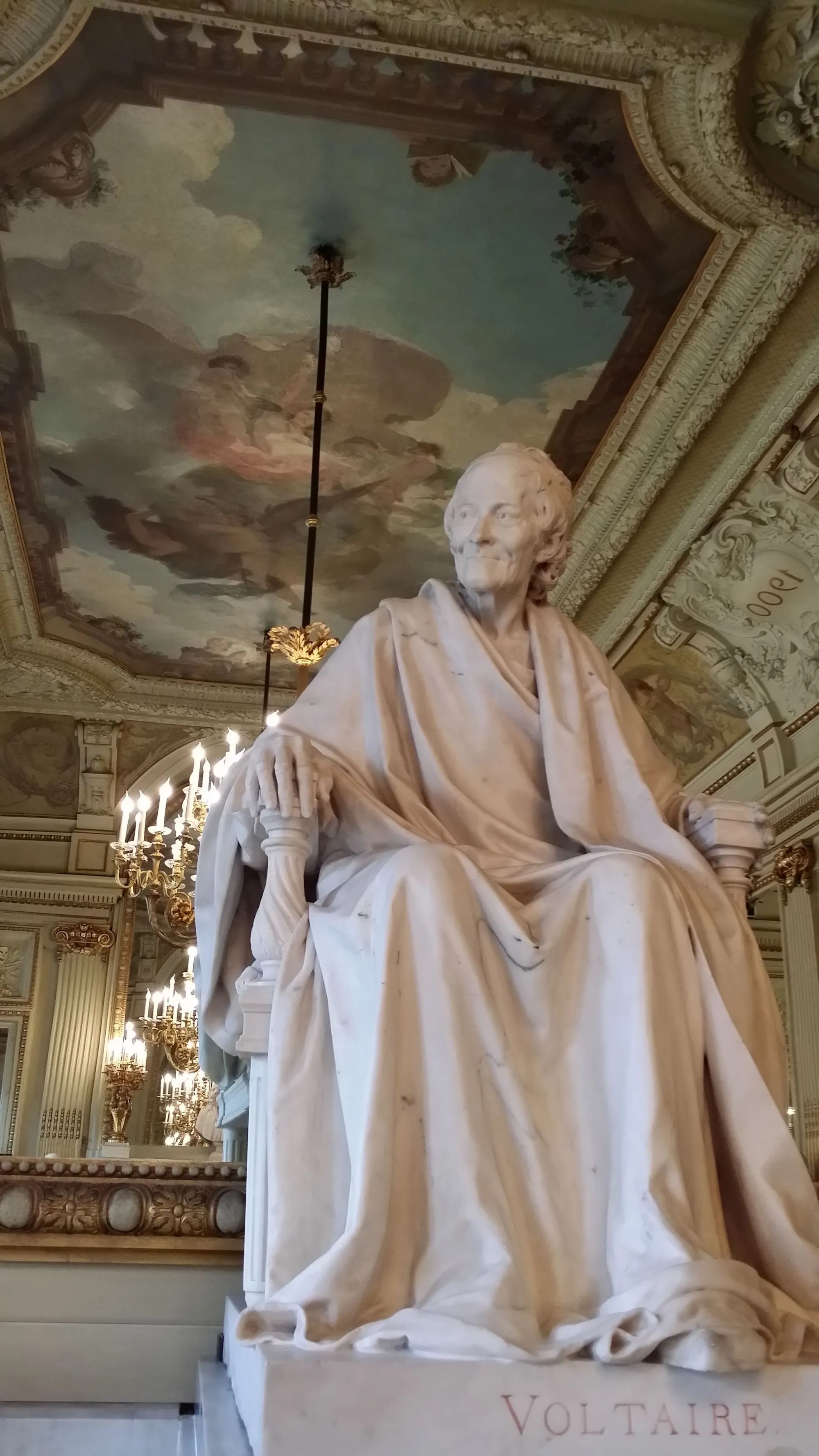 Statue de Voltaire sur la cheminée d'un salon de la Comédie-Française