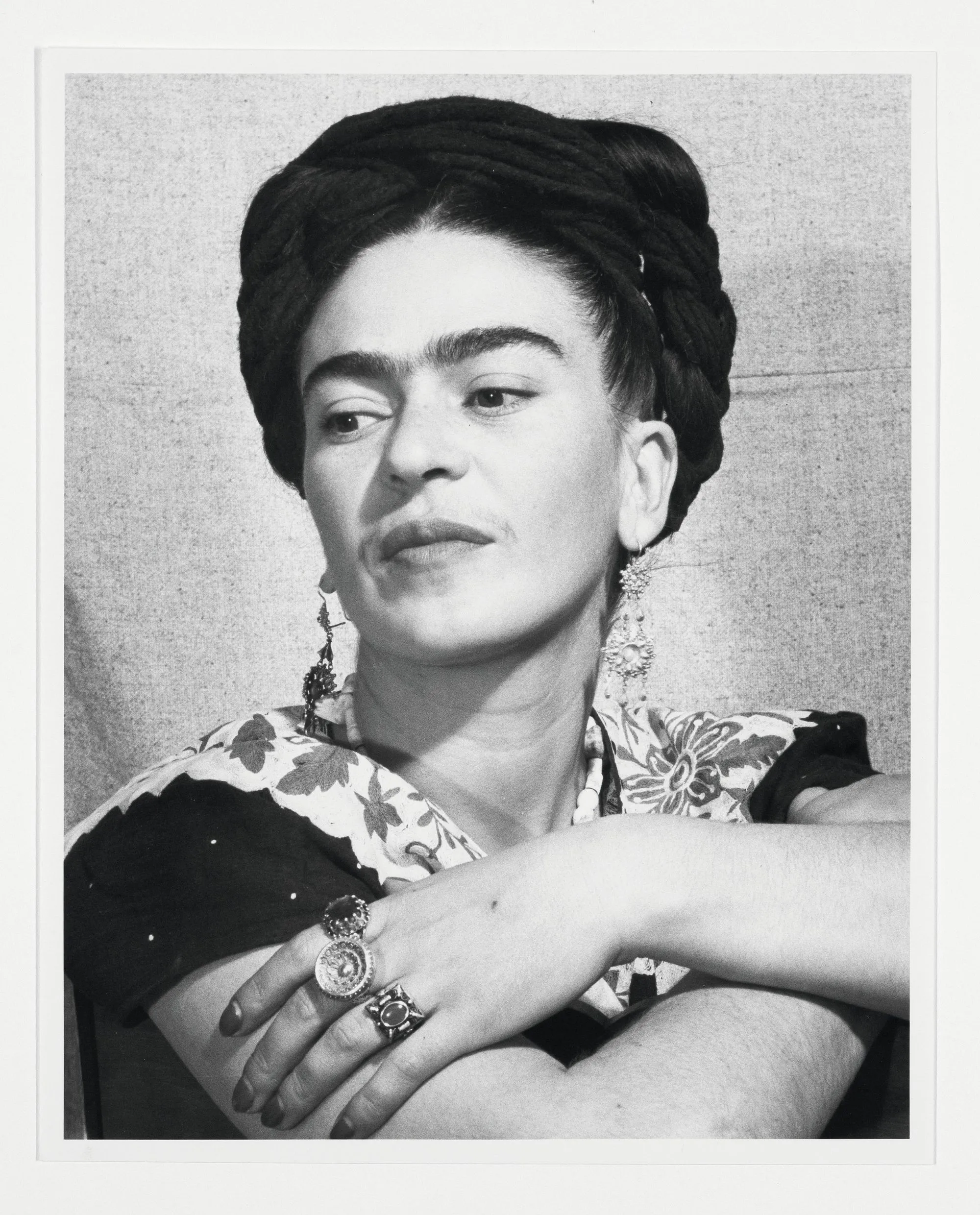 Bernard Silberstein, portrait de Frida Kahlo, artiste mexicaine, 1940, photographie, Detroit Institute of Arts, États-Unis.