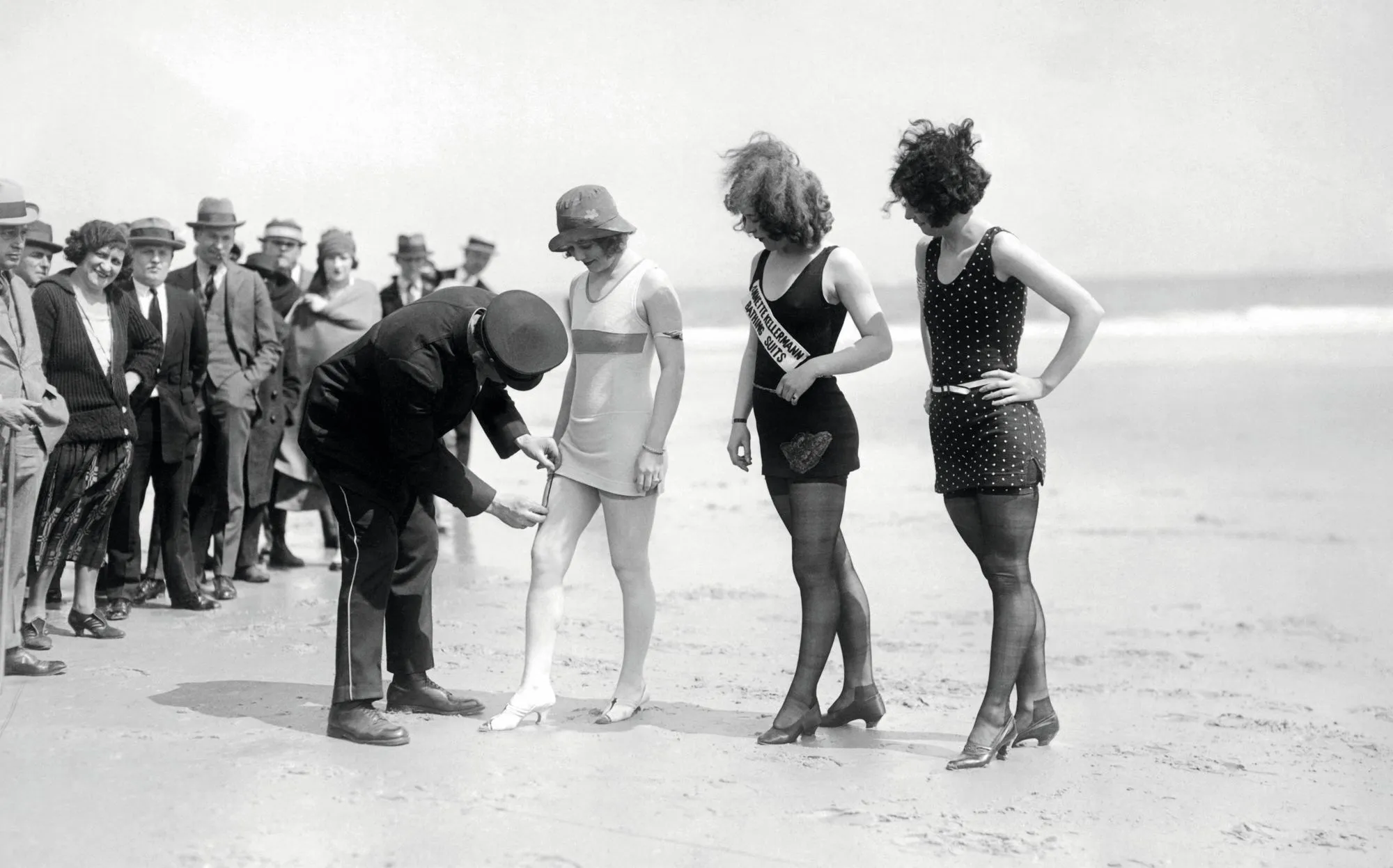 En 1921, à Atlantic City, un policier mesure la longueur des maillots de bain pour s'assurer qu'ils sont décents.