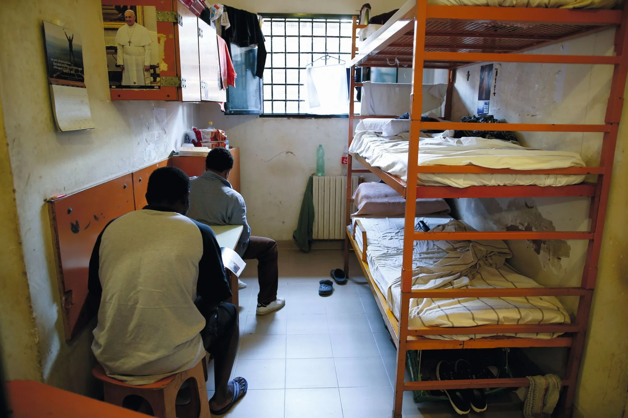Une cellule de prison avec trois lits, à Rome, en 2013.