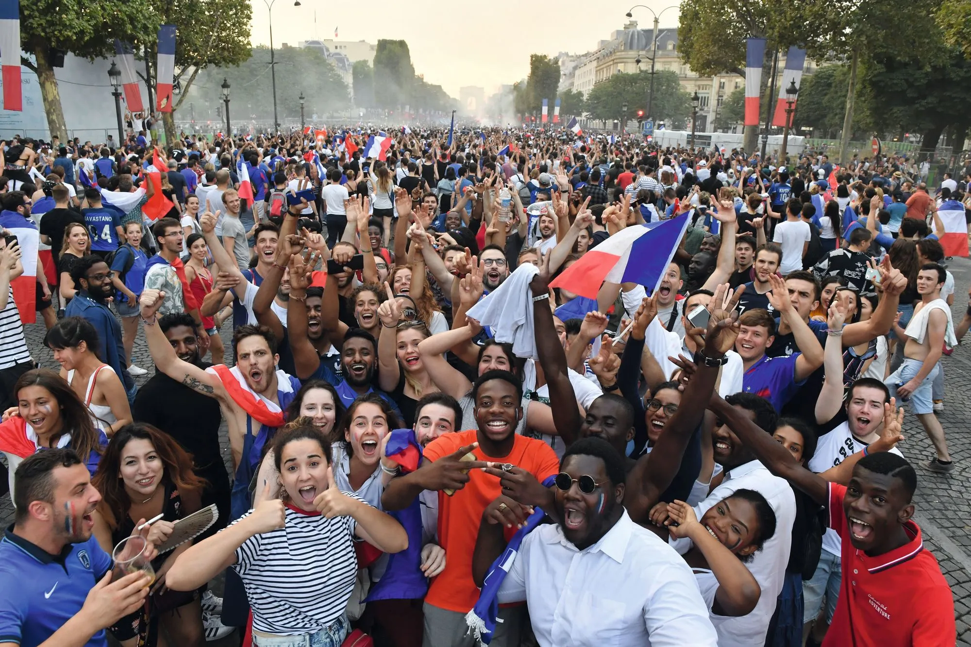 Des supporters fêtent la victoire de la France à la Coupe du monde de football, le 13 juillet 2018.