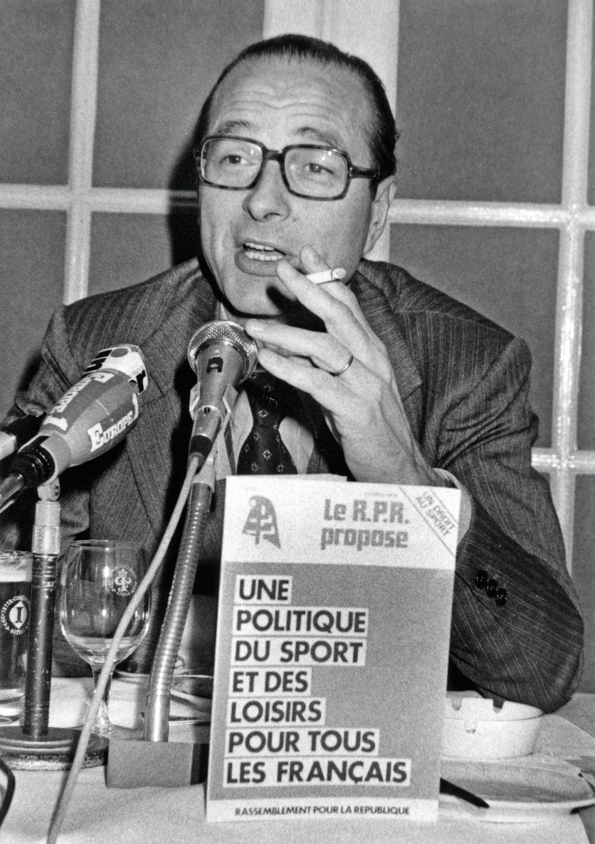 Jacques Chirac présente une brochure sur le sport en février 1978