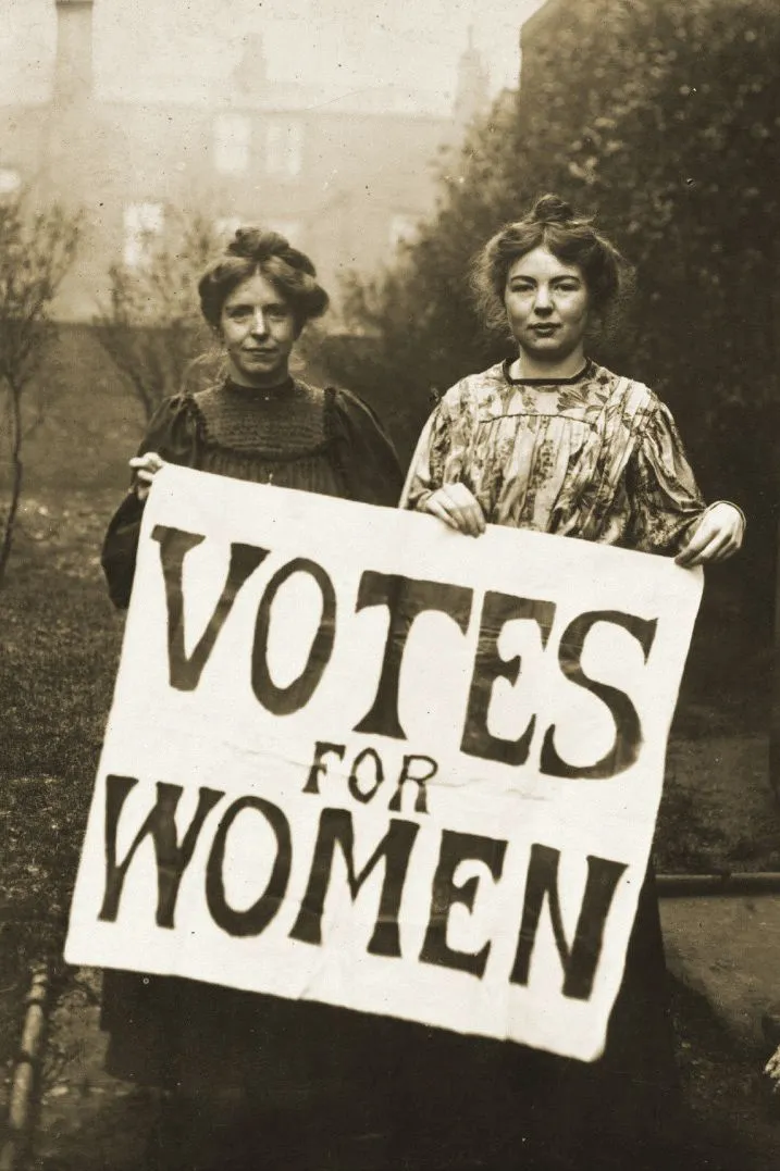 Annie Kenney et Christabel Pankhurst, fondatrices de la Women's Social and Political Union, en 1908.