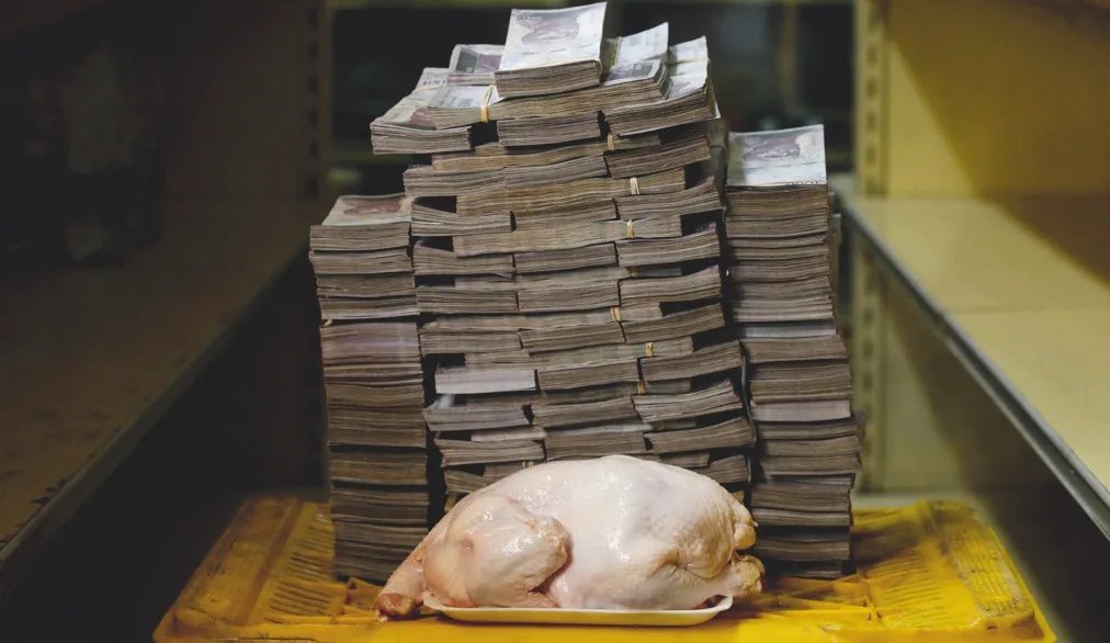 En août 2018, on échangeait au Venezuela un poulet de 2,4 kg contre 14 600 000 bolivars. Une illustration de l'hyperinflation.