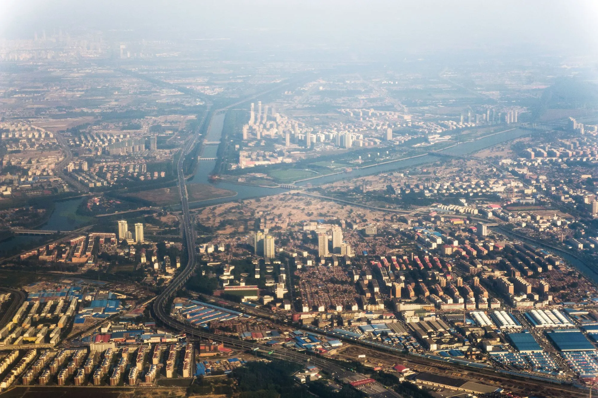 Une vue aérienne d'une banlieue à l'est de Pékin en 2010 montre un important nuage de pollution.