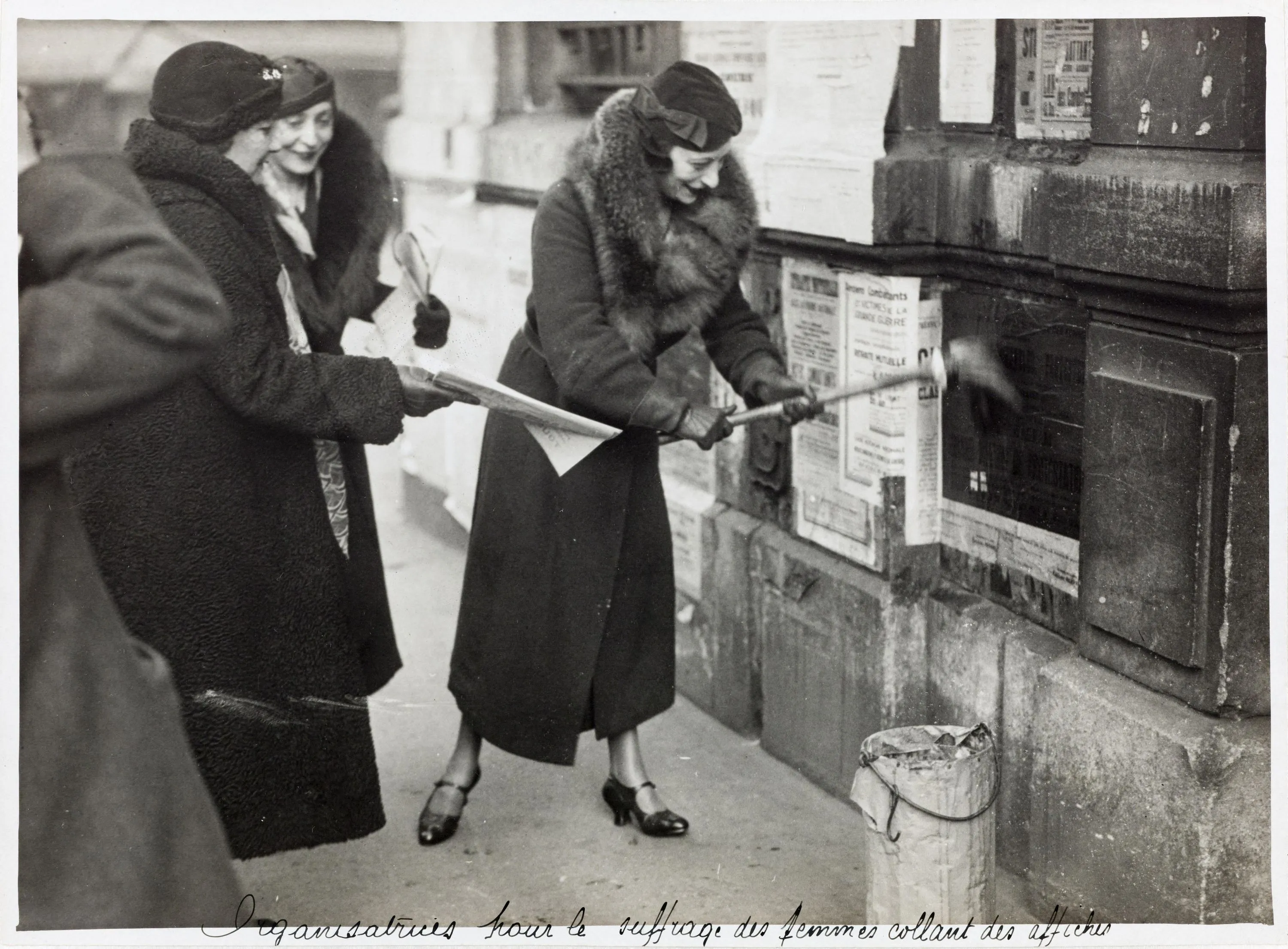 Denise Maurice-Finat et deux autres femmes collent des affiches pour le
suffrage féminin, photographie, 1936, Bibliothèque Marguerite Durand, Paris