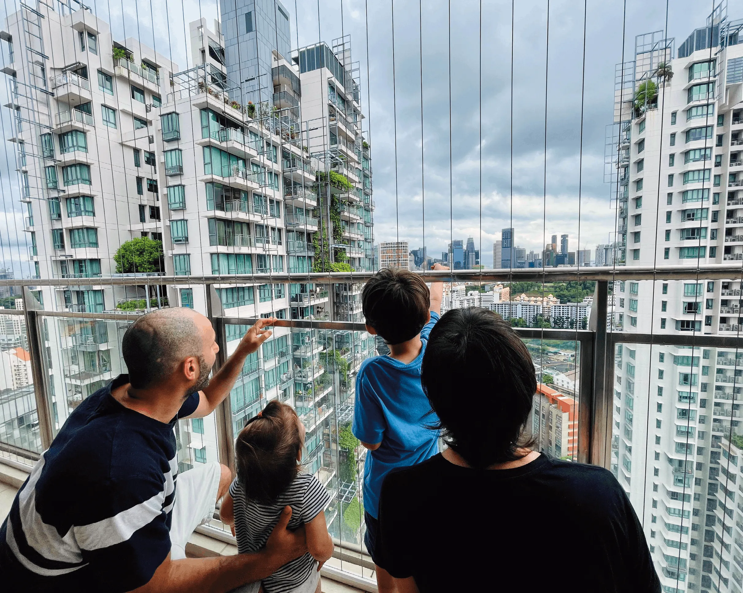 Chen Lin, photographie d'une famille d'expatriés contemplant la vue depuis le balcon de leur appartement, 8 janvier 2022.