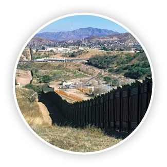 Le mur frontalier entre l'Arizona et Sonora Mexico