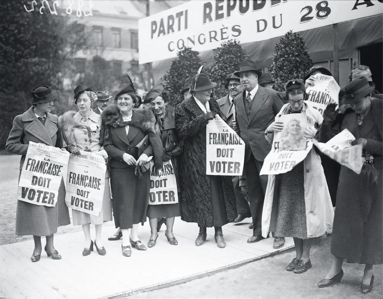 Photographie du journal Excelsior prise lors de la manifestation pour le droit de vote des femmes organisée par le congrès du Parti radical à Lille, 31 octobre 1937.