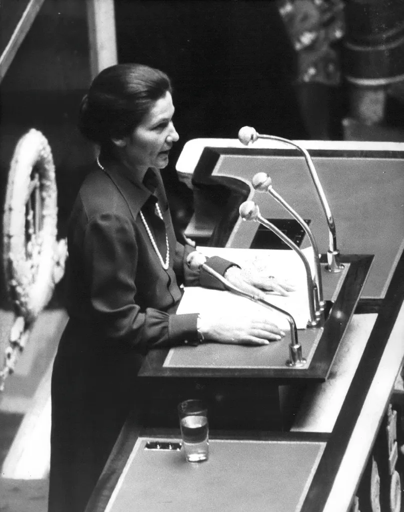 Simone Veil à la tribune de l'Assemblée nationale, 26 novembre 1974.