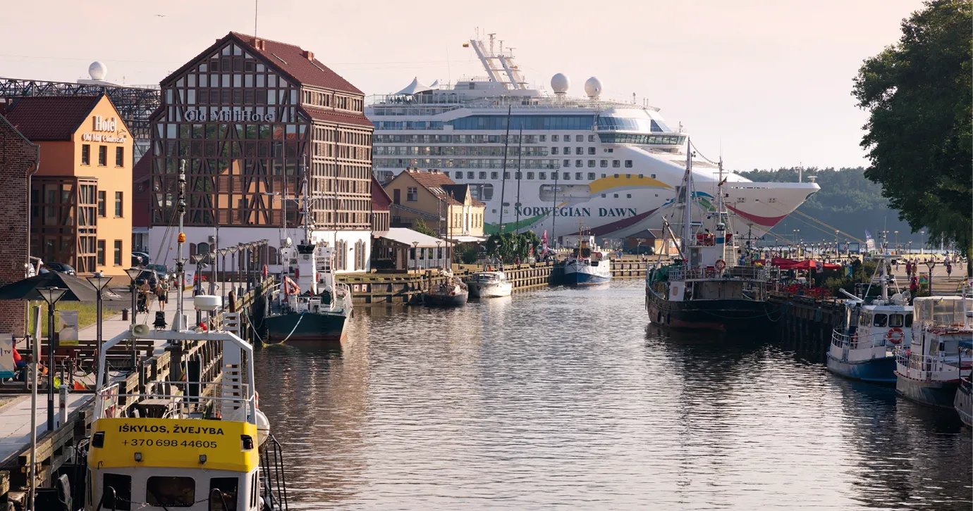 Photographie
d'un bateau de croisière dans le port
de Klaipeda