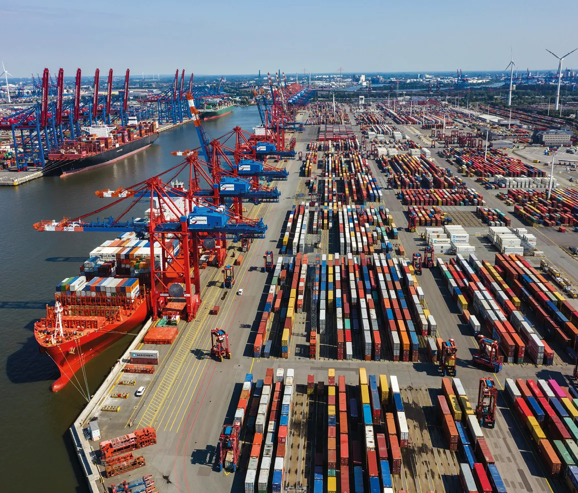 Photographie du terminal à conteneurs du port de Hambourg, le plus grand port de commerce d'Allemagne.