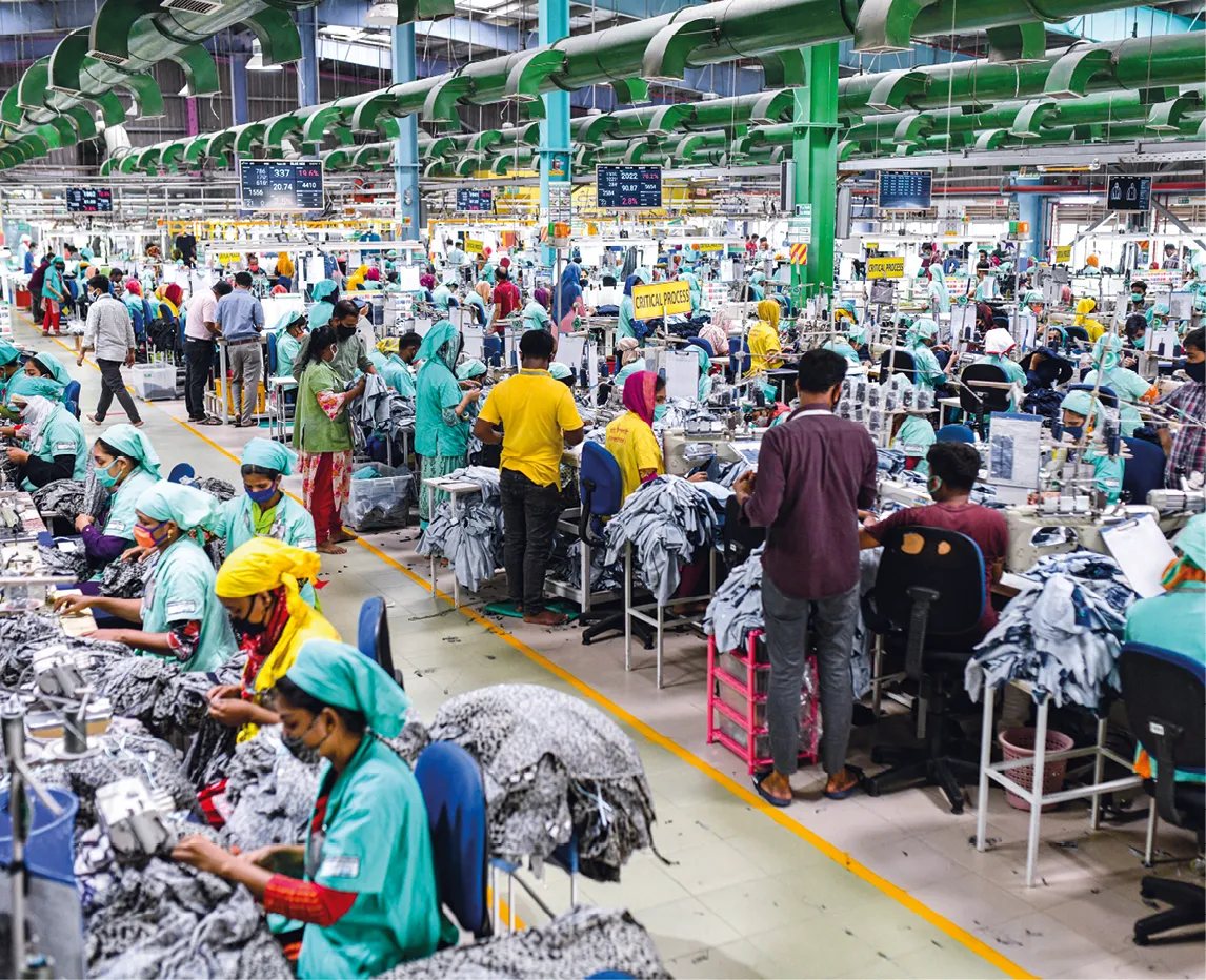 Zabed Hasnain, photographie des ouvriers de l'usine textile de Fakhruddin à Gazipur, banlieue de Dacca, Bangladesh, 2 mai 2021.