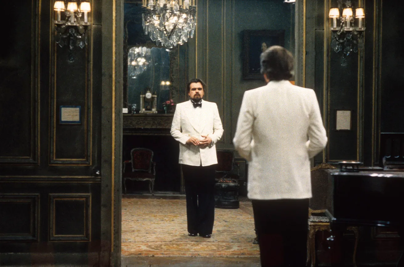 Michael Lonsdale dans le rôle du vice-consul, dans le film India Song, 1975, réalisé par Marguerite Duras, inspiré du roman Le Vice-consul.