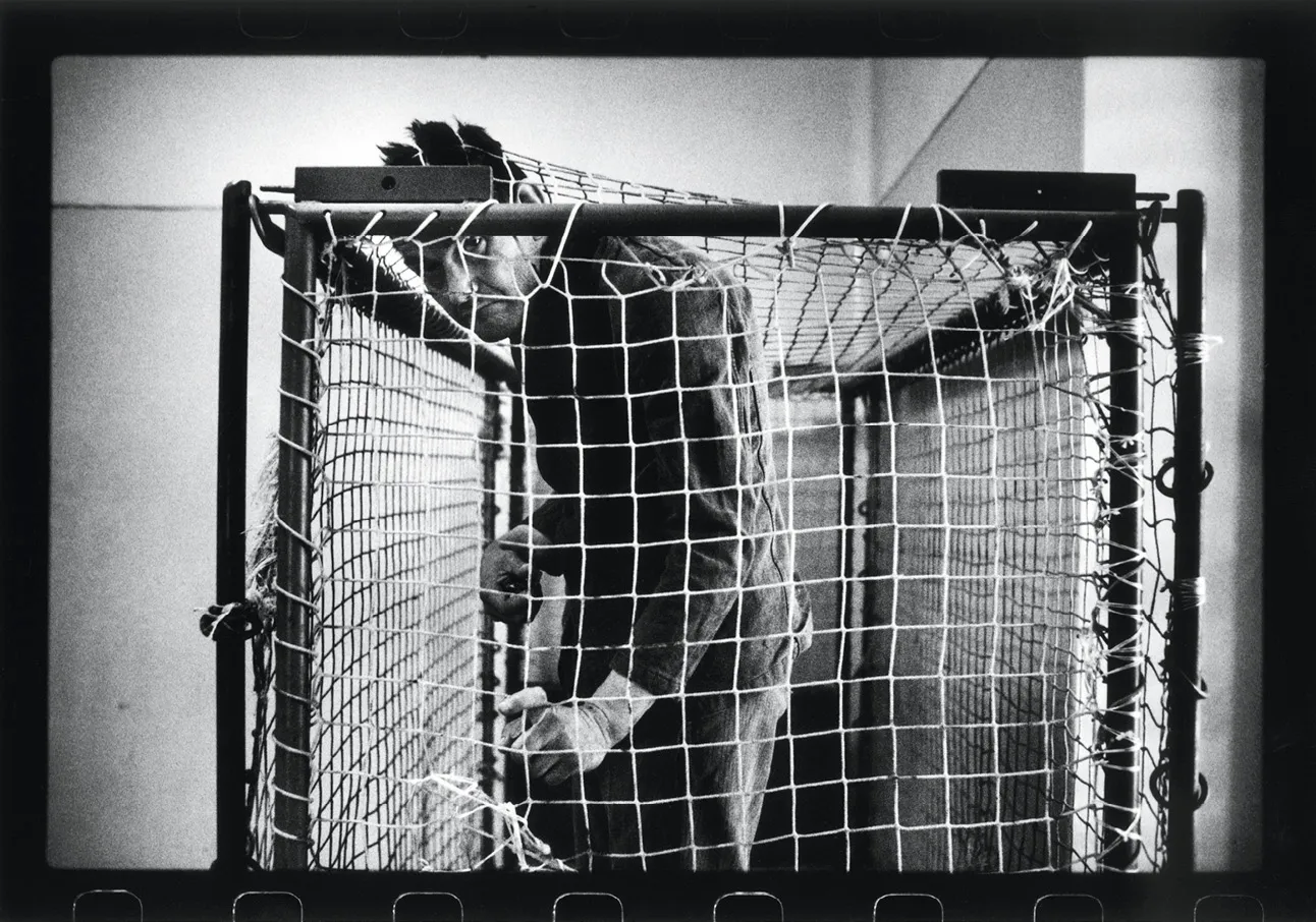 Raymond Depardon, Asile psychiatrique à Trieste (Italie), 1979, photographie, 51 × 60,5 cm, centre Pompidou, Paris.