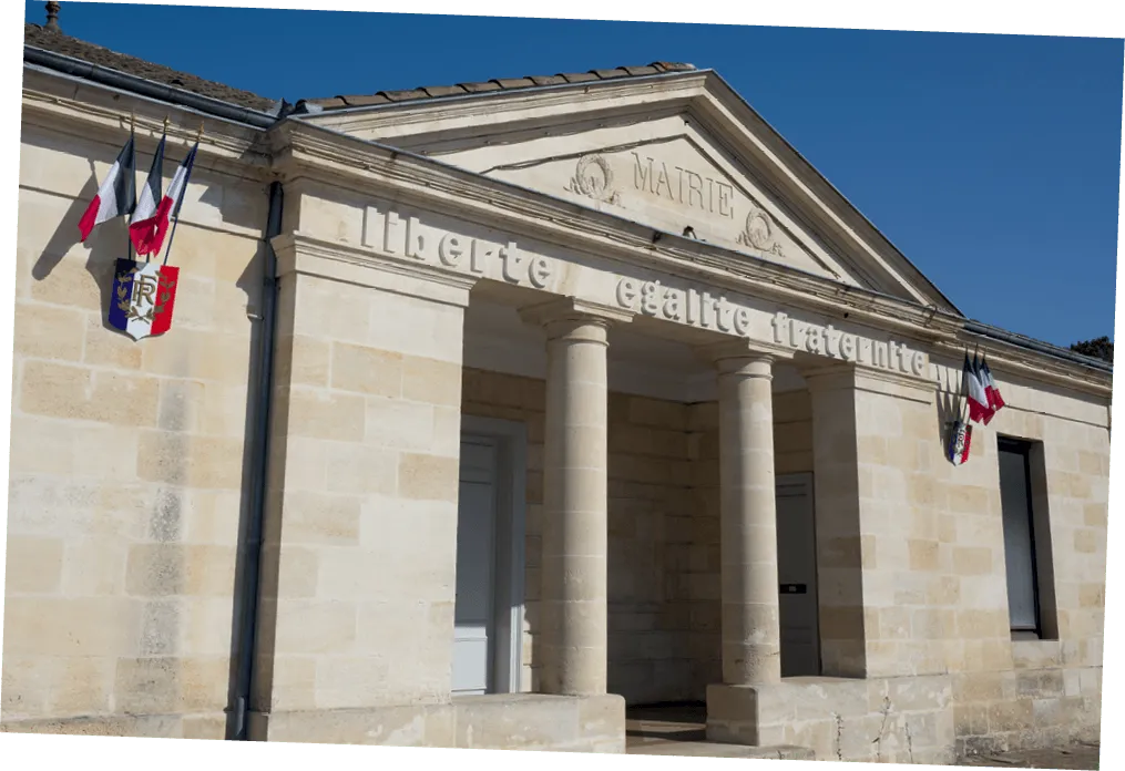 Fronton de la mairie de Saint-Jean-d'Illac (Gironde).