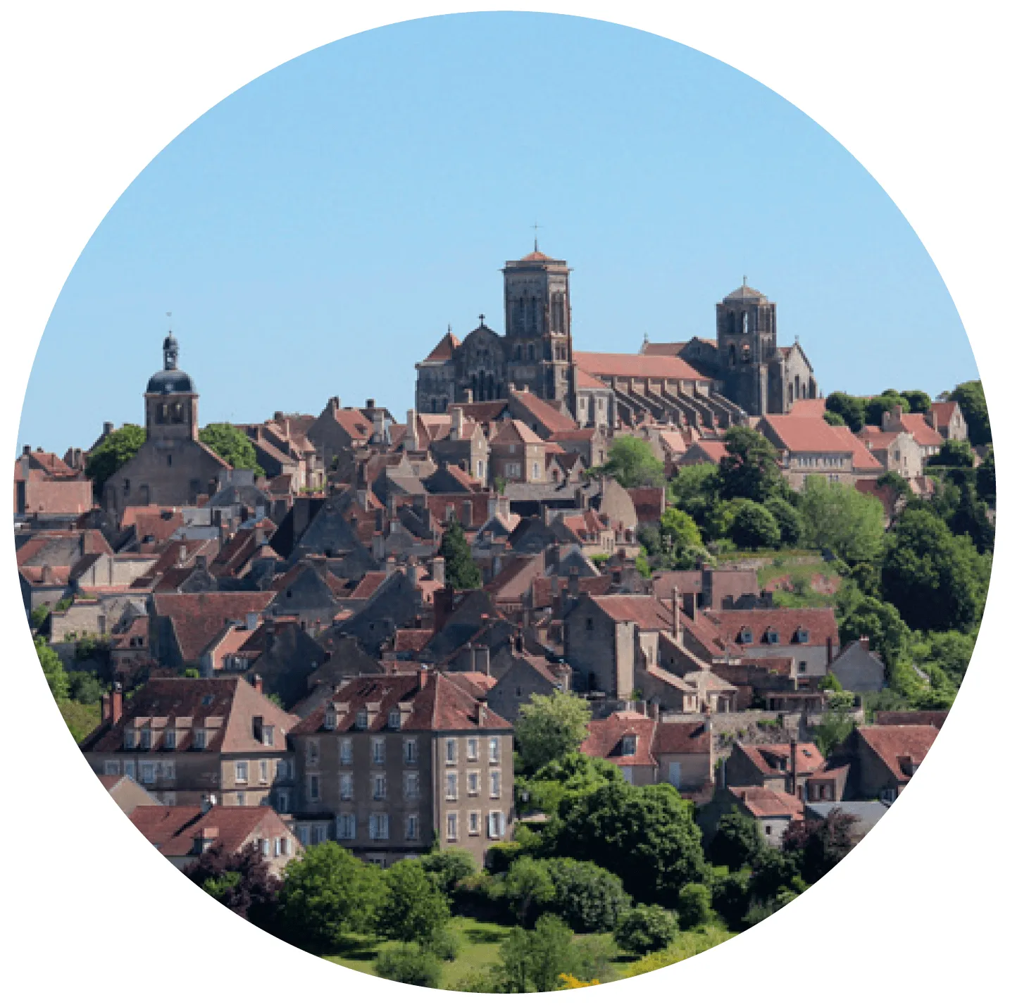 Vue aérienne de Vézelay, village médiéval français. Toits rouges, basilique Saint-Magdelaine.
